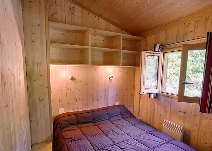 Des Gaves مكان تخييم 4*